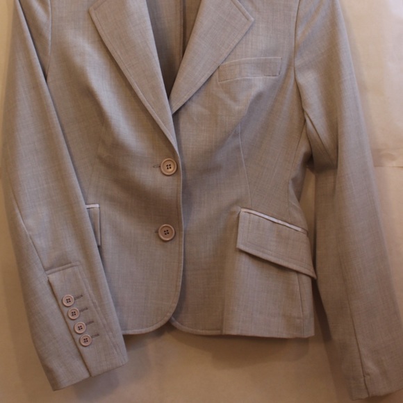 Pale gray suit jacket with satin accents - Picture 3 of 6